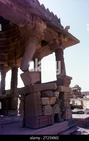 Die Chhatredi wurden von den Herrschern der Jadeja im 18. Jahrhundert errichtet. Der „Chhatris“-Komplex ist ein beliebter Cenotaphs-Komplex am Stadtrand von Bhuj, die Fargoten-Gräber, Ruinen. Stockfoto