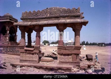 Die Chhatredi wurden von den Herrschern der Jadeja im 18. Jahrhundert errichtet. Der „Chhatris“-Komplex ist ein beliebter Cenotaphs-Komplex am Stadtrand von Bhuj, die Fargoten-Gräber, Ruinen. Stockfoto