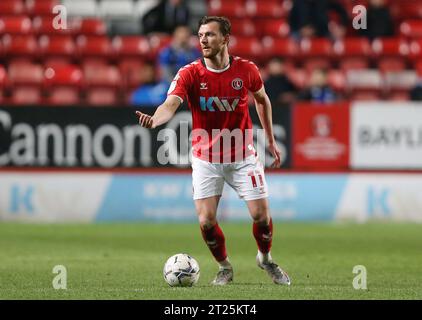 Alex Gilbey von Charlton Athletic am Ball gegen Gillingham. - Charlton Athletic V Gillingham, Sky Bet League One, The Valley, London, UK - 15. März 2022 nur redaktionelle Verwendung - es gelten Einschränkungen bei DataCo Stockfoto