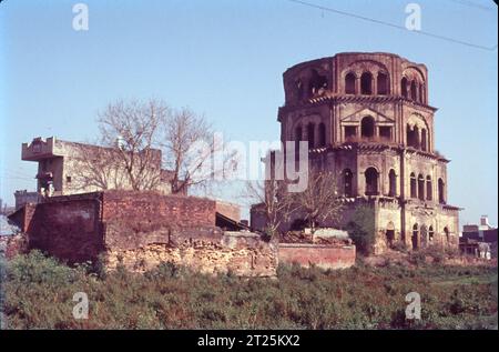 Die Lucknow Residency ist ein Zeuge des ersten Unabhängigkeitskrieges 1857. Südlich des Gomti-Flusses liegen die dachlosen Gebäude und zertrümmerten Mauern, die sich auf einer riesigen Fläche von 33 Hektar erstrecken, und zeugen von einer der denkwürdigsten Belagerungen dieser britischen Festung durch die Avadh-Streitkräfte im Jahr 1857. Stockfoto