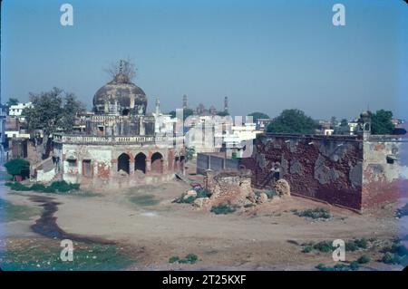 Die Lucknow Residency ist ein Zeuge des ersten Unabhängigkeitskrieges 1857. Südlich des Gomti-Flusses liegen die dachlosen Gebäude und zertrümmerten Mauern, die sich auf einer riesigen Fläche von 33 Hektar erstrecken, und zeugen von einer der denkwürdigsten Belagerungen dieser britischen Festung durch die Avadh-Streitkräfte im Jahr 1857. Stockfoto