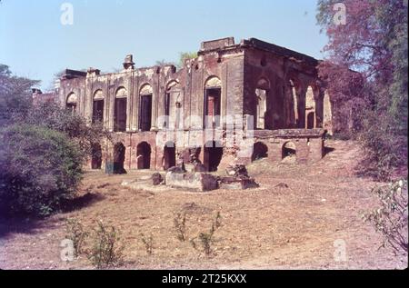 Die Lucknow Residency ist ein Zeuge des ersten Unabhängigkeitskrieges 1857. Südlich des Gomti-Flusses liegen die dachlosen Gebäude und zertrümmerten Mauern, die sich auf einer riesigen Fläche von 33 Hektar erstrecken, und zeugen von einer der denkwürdigsten Belagerungen dieser britischen Festung durch die Avadh-Streitkräfte im Jahr 1857. Stockfoto