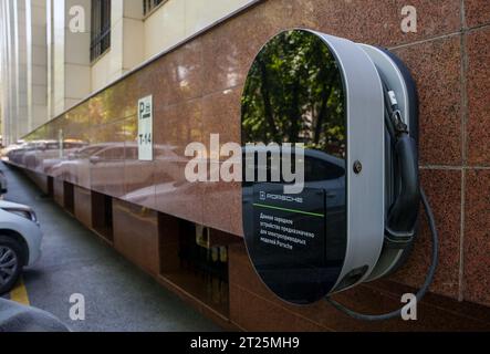 Almaty, Kasachstan - 25. August 2023: Ladegerät für Porsche-Elektroautos auf dem Parkplatz. Stadtparkplatz Stockfoto