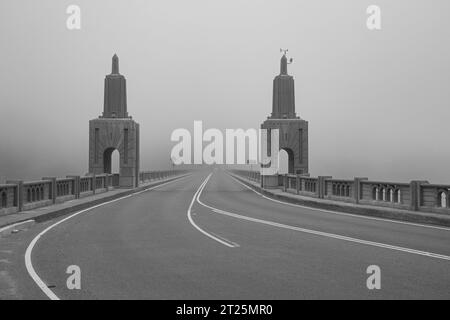 Isaac L. Patterson Bridge auf der US 101 mit Blick nach Süden in Richtung Gold Beach Oregon an einem sehr nebeligen Tag - Schwarzweißbild. Stockfoto