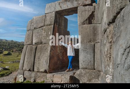 Ein Mädchen am Eingang von Sacsayhuaman in Cusco, Peru. Reisekonzept Stockfoto