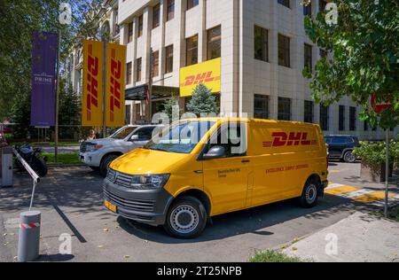 Almaty, Kasachstan – 25. August 2023: Ein Volkswagen Transporter von DHL in der Nähe des Büros. Internationale Lieferung Stockfoto