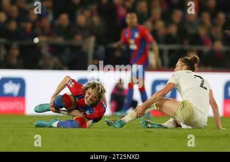 Conor Gallagher aus Crystal Palace wird von Luke Ayling aus Leeds United in einem starken Tackle angegriffen. - Crystal Palace gegen Leeds United, Premier League, Selhurst Park, London - 25. April 2022 nur redaktionelle Verwendung - DataCo-Einschränkungen gelten Stockfoto