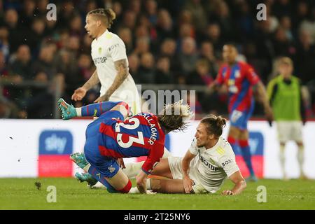 Conor Gallagher aus Crystal Palace wird von Luke Ayling aus Leeds United in einem starken Tackle angegriffen. - Crystal Palace gegen Leeds United, Premier League, Selhurst Park, London - 25. April 2022 nur redaktionelle Verwendung - DataCo-Einschränkungen gelten Stockfoto