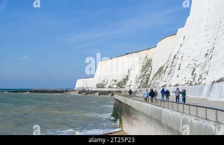 Brighton Großbritannien 17. Oktober 2023 - Beruhigen Sie sich, bevor Storm Babet ankommt, während Wanderer die Sonne entlang des Walks unter den Klippen in Saltdean bei Brighton genießen. Storm Babet wird voraussichtlich ab morgen in Großbritannien eintreffen und starke Winde und starken Regen bringen : Credit Simon Dack / Alamy Live News Stockfoto