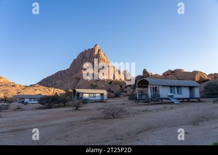 Die Spitzkoppe (auch „Spitzkop“ oder „Matterhorn von Namibia“ genannt) ist eine Gruppe von glatten Granitgipfeln, die sich zwischen Usakos an befinden Stockfoto