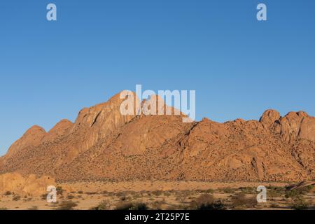 Die Spitzkoppe (auch „Spitzkop“ oder „Matterhorn von Namibia“ genannt) ist eine Gruppe von glatten Granitgipfeln, die sich zwischen Usakos an befinden Stockfoto