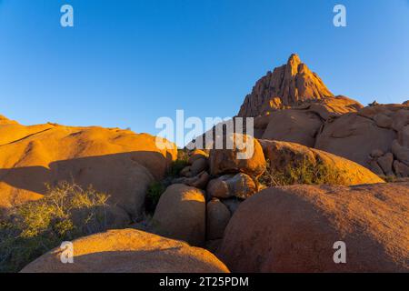 Die Spitzkoppe (auch „Spitzkop“ oder „Matterhorn von Namibia“ genannt) ist eine Gruppe von glatten Granitgipfeln, die sich zwischen Usakos an befinden Stockfoto