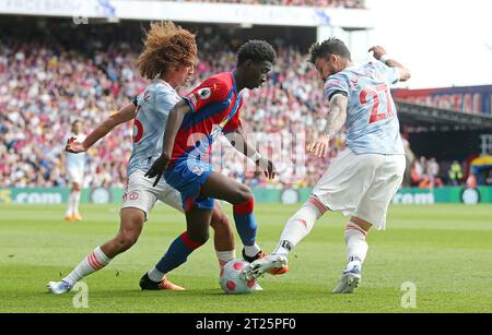 Jesuran Rak-Sakyi von Crystal Palace kämpft um den Ball mit Hannibal Mejbri und Alex Telles von Manchester United bei seinem Debüt in der Crystal Palace Premier League gegen Manchester United. - Crystal Palace gegen Manchester United, Premier League, Selhurst Park, London - 22. Mai 2022 nur redaktionelle Verwendung - DataCo-Einschränkungen gelten Stockfoto