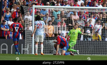 Vicente Guaita von Crystal Palace macht einen fantastischen Rückschlag von Edinson Cavani von Manchester United. - Crystal Palace gegen Manchester United, Premier League, Selhurst Park, London - 22. Mai 2022 nur redaktionelle Verwendung - DataCo-Einschränkungen gelten Stockfoto