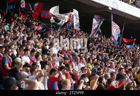 Crystal Palace Fans gegen Manchester United. - Crystal Palace gegen Manchester United, Premier League, Selhurst Park, London - 22. Mai 2022 nur redaktionelle Verwendung - DataCo-Einschränkungen gelten Stockfoto