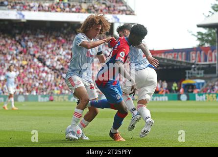 Jesuran Rak-Sakyi von Crystal Palace kämpft um den Ball mit Hannibal Mejbri und Alex Telles von Manchester United bei seinem Debüt in der Crystal Palace Premier League gegen Manchester United. - Crystal Palace gegen Manchester United, Premier League, Selhurst Park, London - 22. Mai 2022 nur redaktionelle Verwendung - DataCo-Einschränkungen gelten Stockfoto