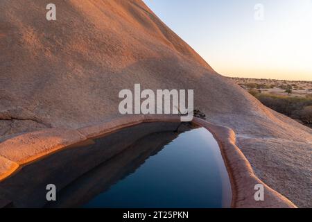 Die Spitzkoppe (auch „Spitzkop“ oder „Matterhorn von Namibia“ genannt) ist eine Gruppe von glatten Granitgipfeln, die sich zwischen Usakos an befinden Stockfoto