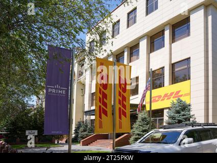 Almaty, Kasachstan - 25. August 2023: DHL-Firmenflaggen in der Nähe des Hauptbüros. Internationale Lieferung Stockfoto