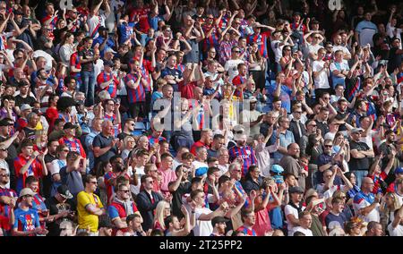 Crystal Palace Fans gegen Manchester United. - Crystal Palace gegen Manchester United, Premier League, Selhurst Park, London - 22. Mai 2022 nur redaktionelle Verwendung - DataCo-Einschränkungen gelten Stockfoto