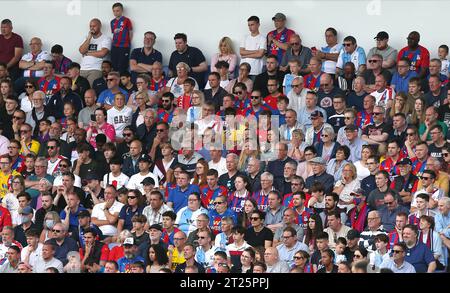 Crystal Palace Fans gegen Manchester United. - Crystal Palace gegen Manchester United, Premier League, Selhurst Park, London - 22. Mai 2022 nur redaktionelle Verwendung - DataCo-Einschränkungen gelten Stockfoto