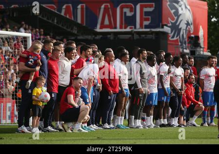 Crystal Palace Spieler der Saison 2021 2022 auf der Runde der Anerkennung nach dem Sieg 1-0 gegen Manchester United. - Crystal Palace gegen Manchester United, Premier League, Selhurst Park, London - 22. Mai 2022 nur redaktionelle Verwendung - DataCo-Einschränkungen gelten Stockfoto