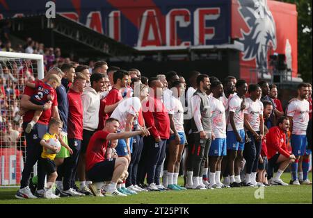 Crystal Palace Spieler der Saison 2021 2022 auf der Runde der Anerkennung nach dem Sieg 1-0 gegen Manchester United. - Crystal Palace gegen Manchester United, Premier League, Selhurst Park, London - 22. Mai 2022 nur redaktionelle Verwendung - DataCo-Einschränkungen gelten Stockfoto