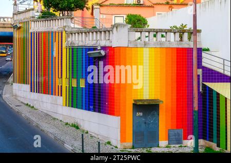 Lissabon, Portugal, eine mehrfarbige Wand mit Fliesen. Das Kunstwerk ist die Dekoration von Stadttreppen oder Straßentreppen Stockfoto