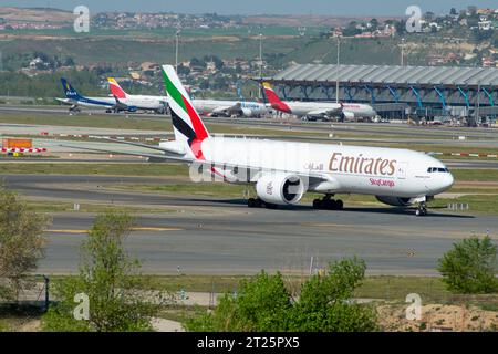 Avión de carga Boeing 777F de la aerolínea Emirates Skycargo en el aeropuerto de Barajas Stockfoto