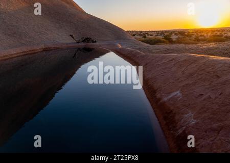 Die Spitzkoppe (auch „Spitzkop“ oder „Matterhorn von Namibia“ genannt) ist eine Gruppe von glatten Granitgipfeln, die sich zwischen Usakos an befinden Stockfoto