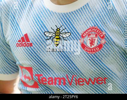 Spieler von Manchester United tragen eine Biene, kurz zum Gedenken an die Opfer des Bombenanschlags in der Manchester Arena am 22. Mai 2017. - Crystal Palace gegen Manchester United, Premier League, Selhurst Park, London - 22. Mai 2022 nur redaktionelle Verwendung - DataCo-Einschränkungen gelten Stockfoto