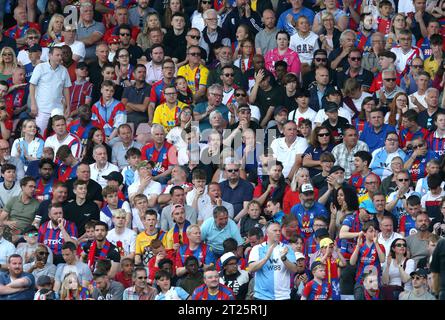 Crystal Palace Fans gegen Manchester United. - Crystal Palace gegen Manchester United, Premier League, Selhurst Park, London - 22. Mai 2022 nur redaktionelle Verwendung - DataCo-Einschränkungen gelten Stockfoto
