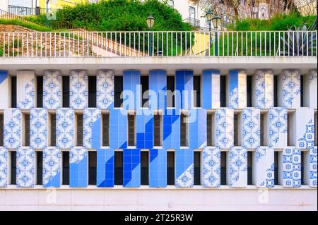 Lissabon, Portugal, Vorderansicht einer Wand mit weißen und blauen Fliesen. Das Gebäude ziert einen Bürgersteig der Stadt. Stockfoto