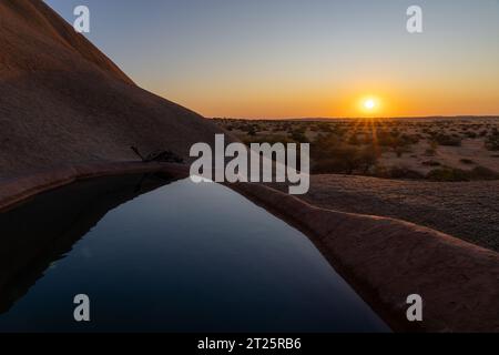 Die Spitzkoppe (auch „Spitzkop“ oder „Matterhorn von Namibia“ genannt) ist eine Gruppe von glatten Granitgipfeln, die sich zwischen Usakos an befinden Stockfoto