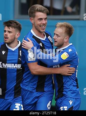 TOR 1:1, Jack Tucker of Gillingham, Torfeier mit Ben Reeves von Gillingham, nachdem er 1-1 Punkte gegen Gillingham erzielt hatte. - Gillingham V Wycombe Wanderers, Sky Bet League One, Priestfield Stadium, Gillingham, Großbritannien - 9. April 2022 nur redaktionelle Verwendung - DataCo-Beschränkungen gelten Stockfoto