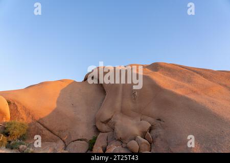 Die Spitzkoppe (auch „Spitzkop“ oder „Matterhorn von Namibia“ genannt) ist eine Gruppe von glatten Granitgipfeln, die sich zwischen Usakos an befinden Stockfoto