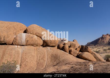 Die Spitzkoppe (auch „Spitzkop“ oder „Matterhorn von Namibia“ genannt) ist eine Gruppe von glatten Granitgipfeln, die sich zwischen Usakos an befinden Stockfoto