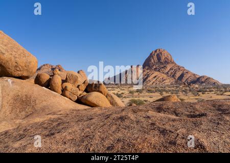 Die Spitzkoppe (auch „Spitzkop“ oder „Matterhorn von Namibia“ genannt) ist eine Gruppe von glatten Granitgipfeln, die sich zwischen Usakos an befinden Stockfoto