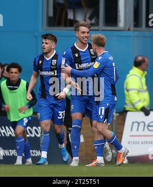 TOR 1:1, Jack Tucker of Gillingham, Torfeier mit Ben Reeves von Gillingham, nachdem er 1-1 Punkte gegen Gillingham erzielt hatte. - Gillingham V Wycombe Wanderers, Sky Bet League One, Priestfield Stadium, Gillingham, Großbritannien - 9. April 2022 nur redaktionelle Verwendung - DataCo-Beschränkungen gelten Stockfoto