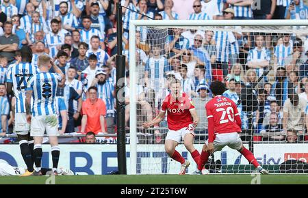 ZIEL 1:0, Ryan Yates aus Nottingham Forest feiert mit Brennan Johnson aus Nottingham Forest, nachdem Levi Colwill aus Huddersfield Town ein eigenes Tor erzielt hat, das unter dem Druck von Ryan Yates aus Nottingham Forest sein eigenes Tor erreicht hat. - Huddersfield Town gegen Nottingham Forest, Sky Bet Championship Play-Off Final, Wembley Stadium, London, Großbritannien - 29. Mai 2022. Nur redaktionelle Verwendung – es gelten Einschränkungen für DataCo Stockfoto