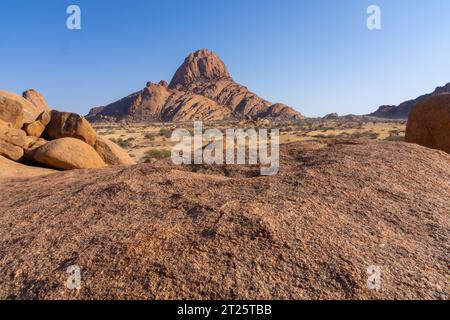 Die Spitzkoppe (auch „Spitzkop“ oder „Matterhorn von Namibia“ genannt) ist eine Gruppe von glatten Granitgipfeln, die sich zwischen Usakos an befinden Stockfoto