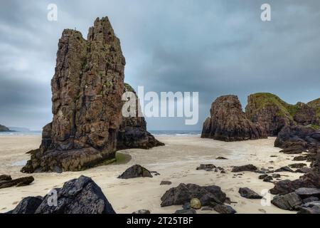 Garry Beach ist ein wunderschöner weißer Sandstrand mit spektakulären Meeresstapeln und Höhlen auf der Isle of Lewis in den Äußeren Hebriden Schottlands. Stockfoto