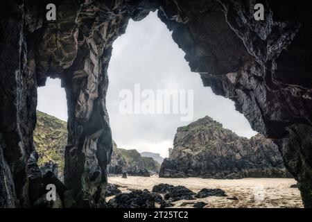 Garry Beach ist ein wunderschöner weißer Sandstrand mit spektakulären Meeresstapeln und Höhlen auf der Isle of Lewis in den Äußeren Hebriden Schottlands. Stockfoto