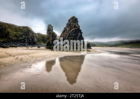 Garry Beach ist ein wunderschöner weißer Sandstrand mit spektakulären Meeresstapeln und Höhlen auf der Isle of Lewis in den Äußeren Hebriden Schottlands. Stockfoto