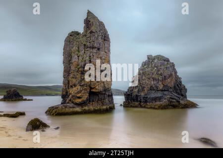 Garry Beach ist ein wunderschöner weißer Sandstrand mit spektakulären Meeresstapeln und Höhlen auf der Isle of Lewis in den Äußeren Hebriden Schottlands. Stockfoto