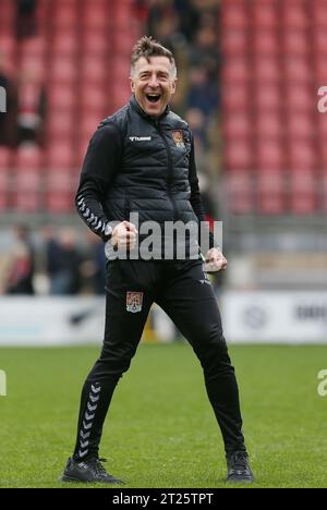 Jon Brady, Manager von Northampton Town, feiert die Vollzeitpfeife, nachdem er 4-2 gegen Leyton Orient gewonnen hat. - Leyton Orient gegen Northampton Town, Sky Bet League Two, The Breyer Group Stadium, Leyton, UK - 23. April 2022 nur redaktionelle Verwendung - es gelten Einschränkungen bei DataCo Stockfoto