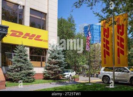 Almaty, Kasachstan – 25. August 2023: DHL-Firmensitz in der Stadt. Internationale Lieferung Stockfoto