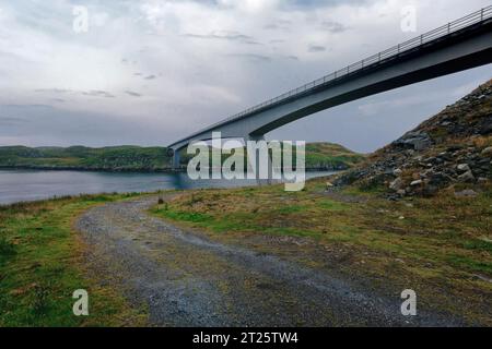 Die Scalpay Bridge ist eine Seilbrücke, die die Isle of Harris mit der Insel Scalpay in den Äußeren Hebriden in Schottland verbindet. Stockfoto