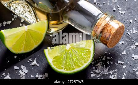 Tequila-Shots mit Limettenscheibe und Salz, Blick von oben Stockfoto