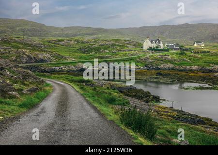 ArdSlave ist ein wunderschönes Küstendorf auf der Isle of Harris, verbunden durch einspurige Straßen, die sich durch kleine Seen und eine atemberaubende Landschaft schlängeln. Stockfoto