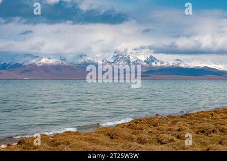 Jurten campen am See Song Kul in Kirgisistan Stockfoto